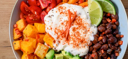 Buddha-Bowl mit schwarzen Bohnen