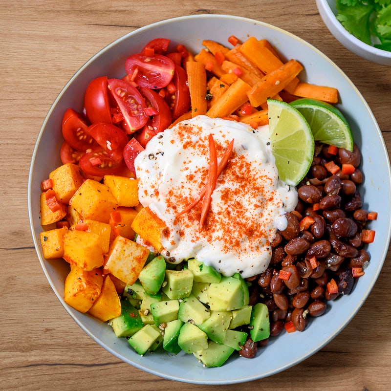 Buddha-Bowl mit schwarzen Bohnen