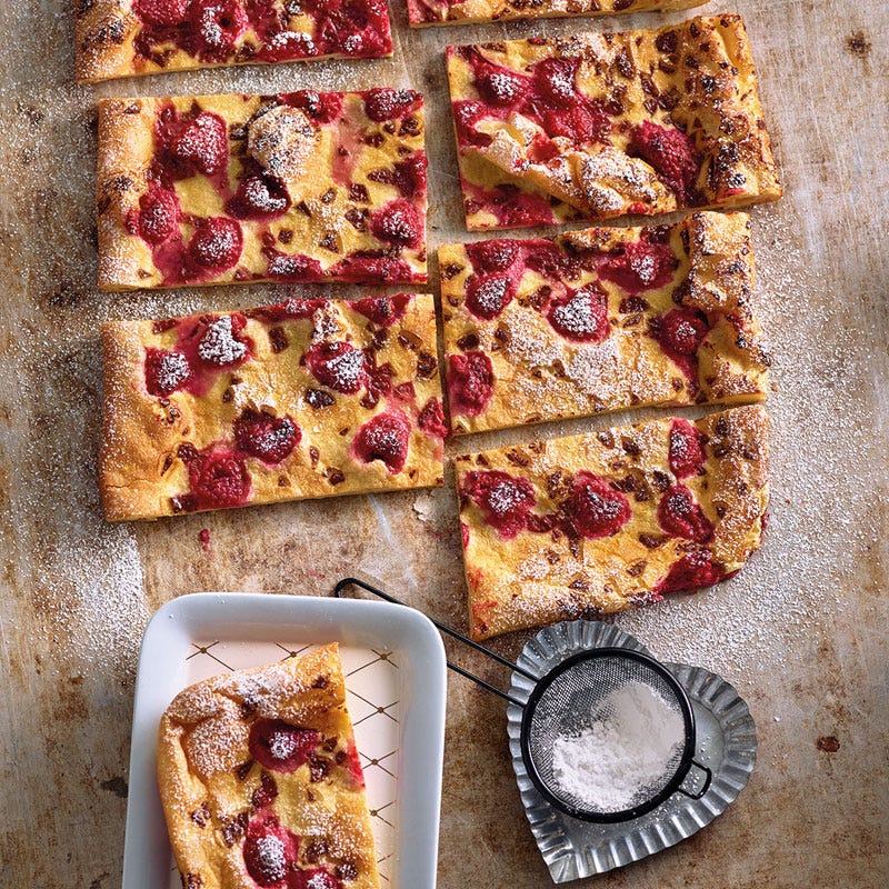 Schoko-Ofenpfannkuchen mit Himbeeren
