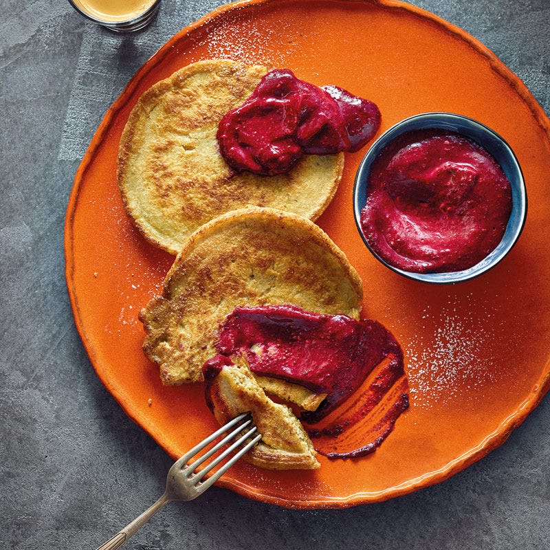 Bohnenpfannkuchen mit Beerensauce