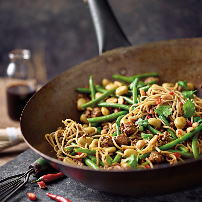 Wokschotel met gehakt, bonen en pinda's