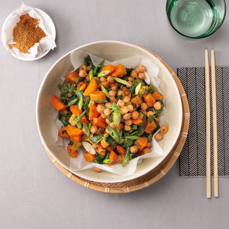 Gebratene Süßkartoffel mit Spinat und Kichererbsen