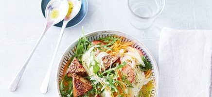 Zomerse salade met krokante tofu