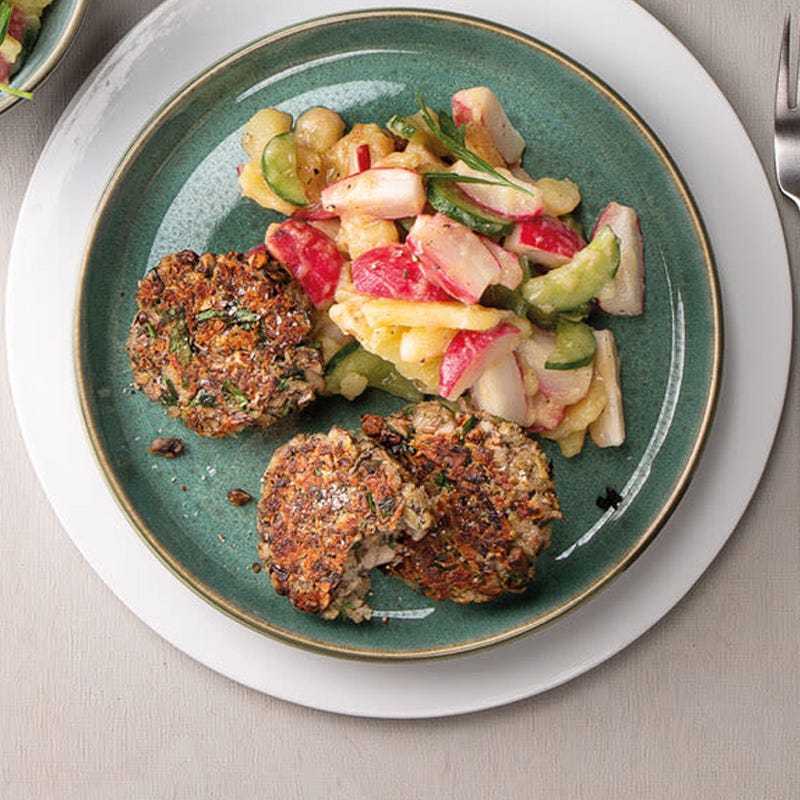 Frischer Kartoffelsalat mit Radieschen, Gurke und Pilztalern