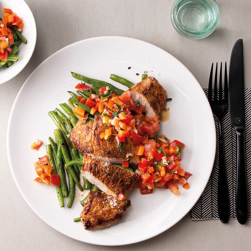 Parillero-Schnitzel mit grünen Bohnen und Tomaten-Paprika-Salsa