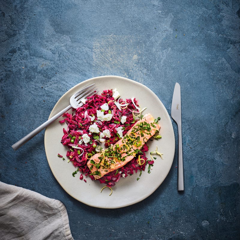 Saumon au four et riz pilaf à la betterave