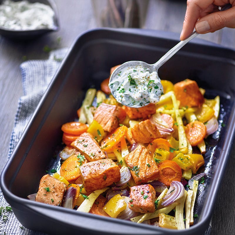 Groenten uit de oven met zalm en kruidencrème