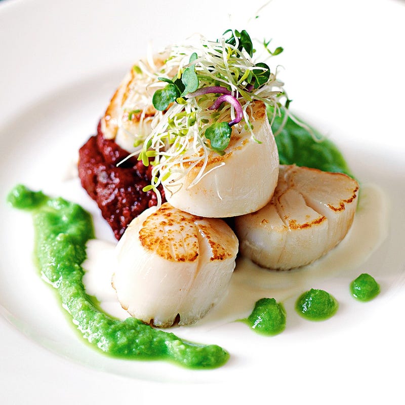Photo de/du Saint-Jacques poêlées avec purée de pois, tomates grillées et sauce prosecco par WW