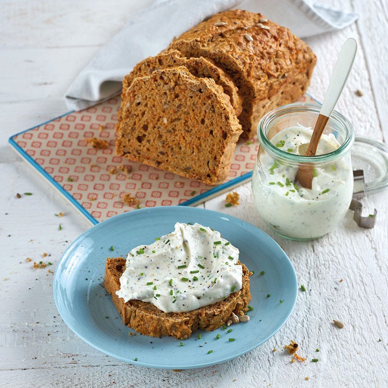 Saftiges Dinkelbrot mit Kräuter-Quark-Dip