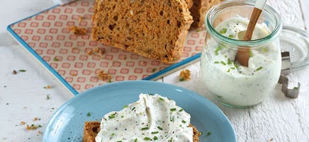 Saftiges Dinkelbrot mit Kräuter-Quark-Dip