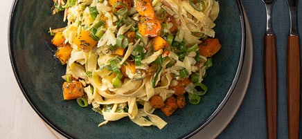 Tagliatelle mit geröstetem Kürbis und Frischkäse-Senf-Sauce