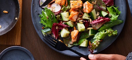 Gemischter Salat mit Lachs-Nuss-Topping