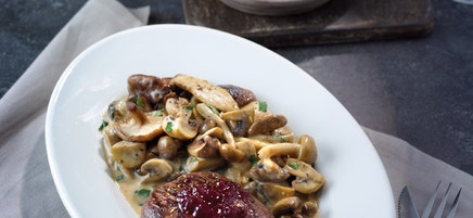 Hirschsteaks mit Waldpilzen und Kroketten