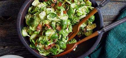 Choux de Bruxelles hachés avec vinaigrette chaude au bacon