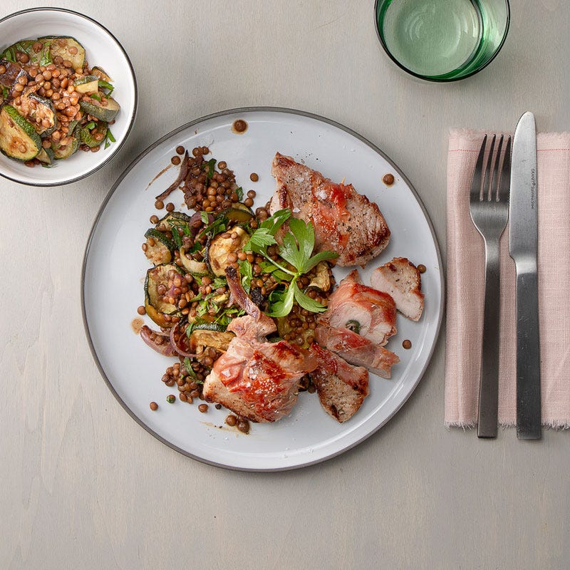 Saltimbocca mit geröstetem Zucchini-Linsensalat