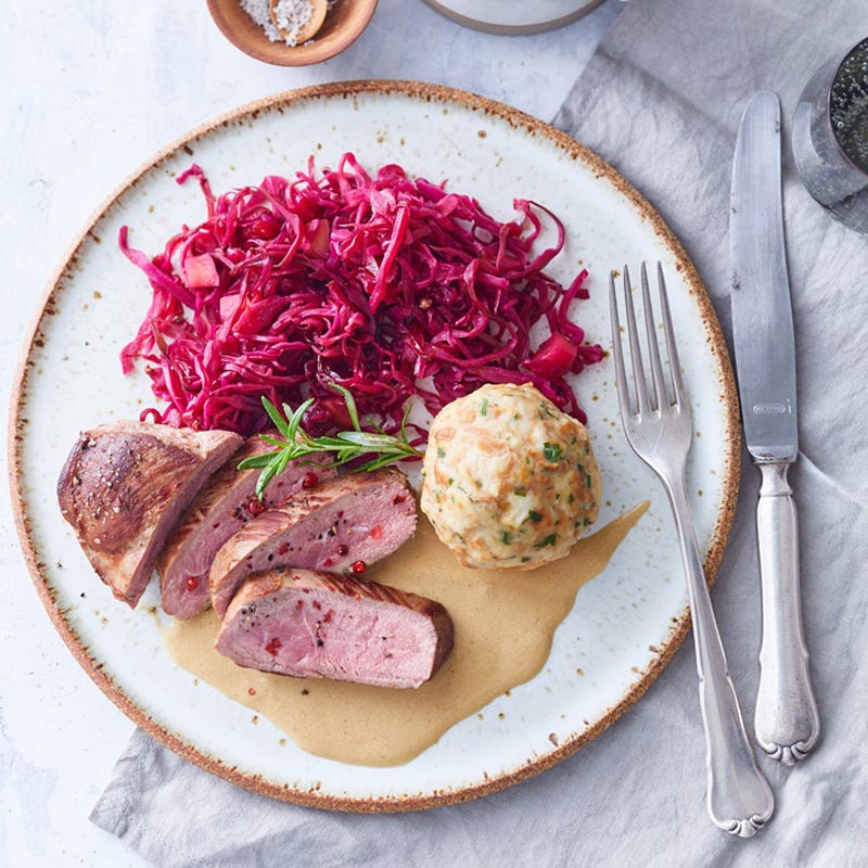 Entenbrust mit Rotkohl und Semmelknödeln