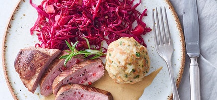 Entenbrust mit Rotkohl und Semmelknödeln