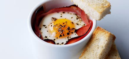 Œufs cocotte au jambon et mouillettes