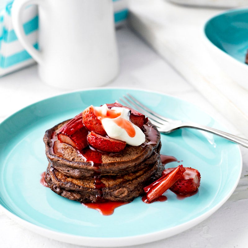 Pancakes chocolat à la ricotta avec rhubarbe rôtie et fraises