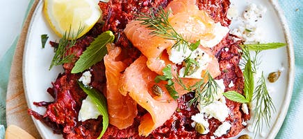 Galettes de betterave et chou-fleur surmontés de saumon fumé