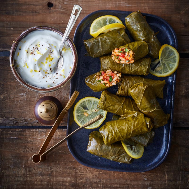Gefüllte Weinblätter mit Zitronendip (Sarma)