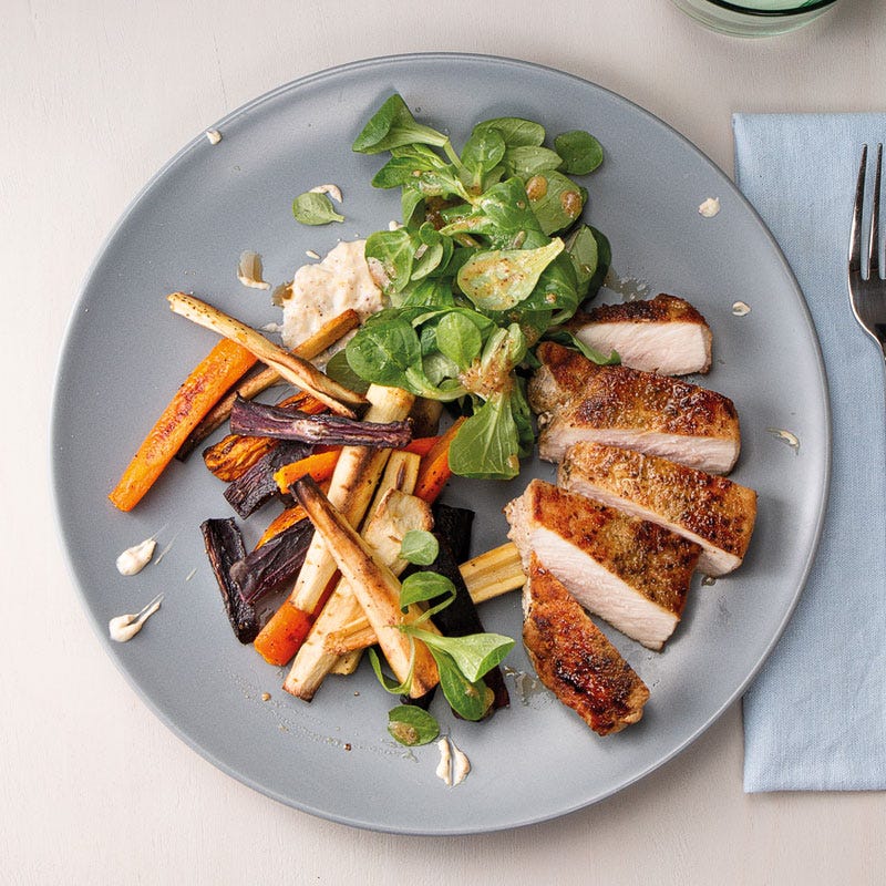 Dukkah-Steak mit bunten Pommes und Feldsalat