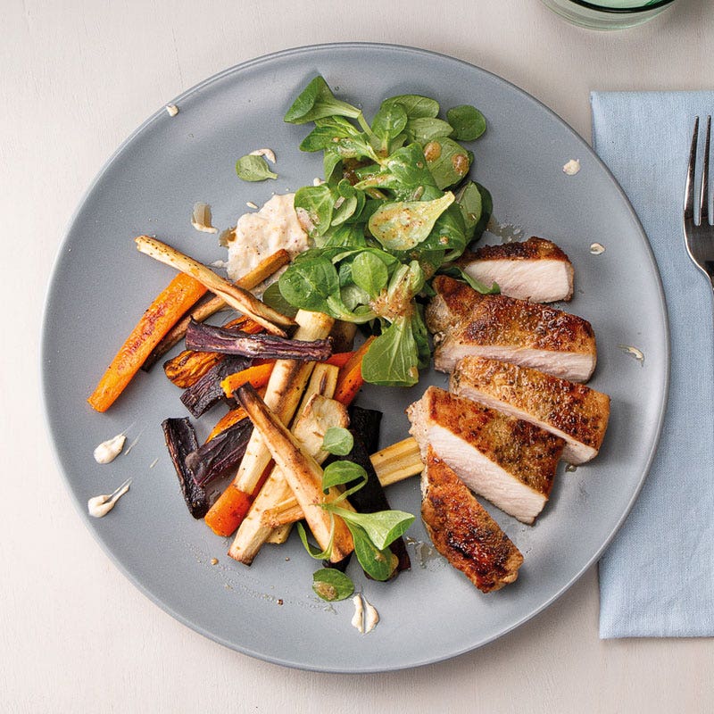 Dukkah-Steak mit bunten Pommes und Feldsalat