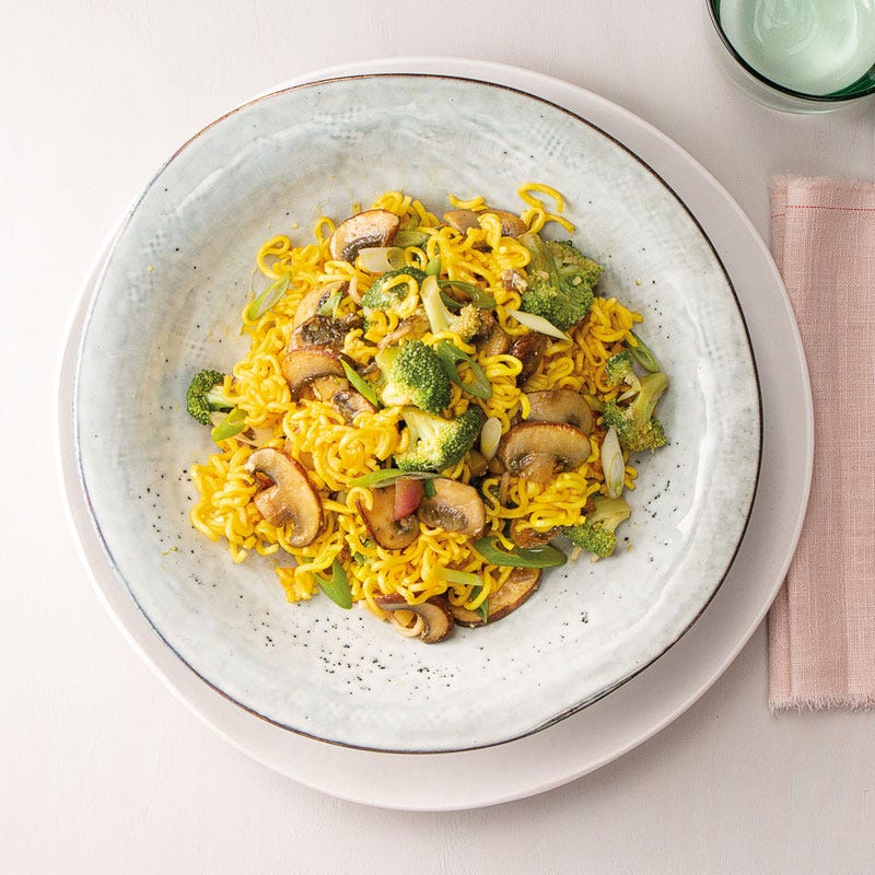 Gebratene Asianudeln mit Broccoli und Champignons
