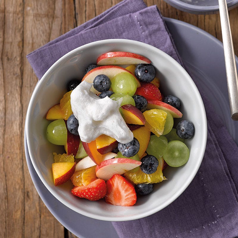 Fruchtsalat mit cremigem Milch-Topping