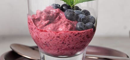 Frozen-Yoghurt-Sorbet mit Beeren