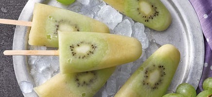 Trauben-Limetten-Glace am Stiel