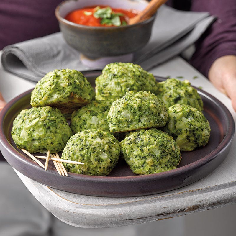 Broccoli-Käse-Bällchen mit Tomatendip