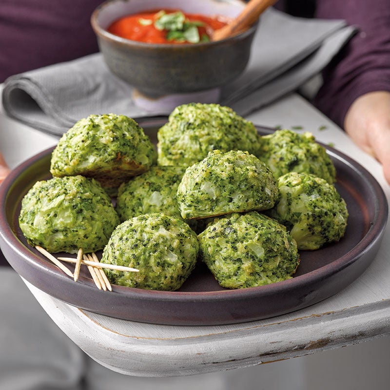 Broccoli-Käse-Bällchen mit Tomatendip | Gesunde Rezepte | WW Schweiz Broccoli-Käse-Bällchen mit Tomatendip | Gesunde Rezepte | WW Schweiz