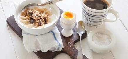 Yoghurt med banan och müsli