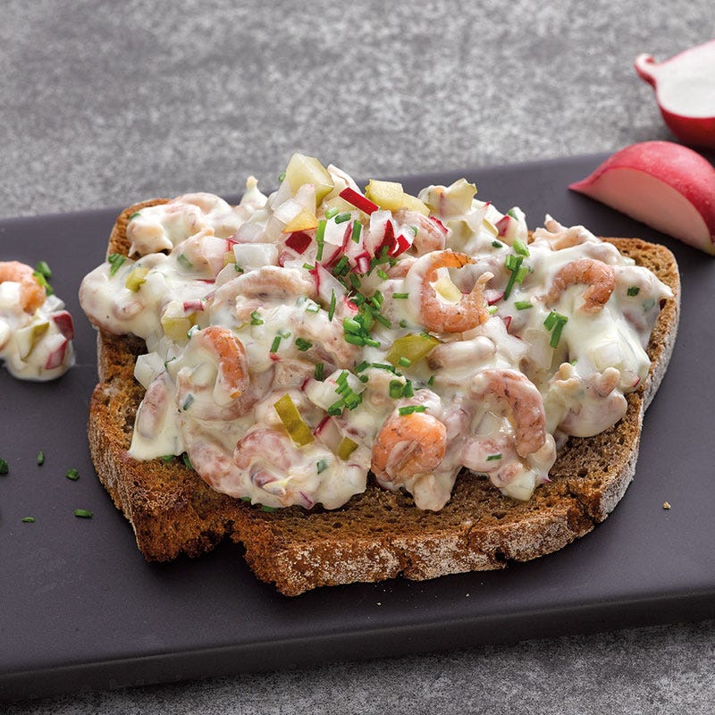 Geröstetes Brot mit Crevettensalat