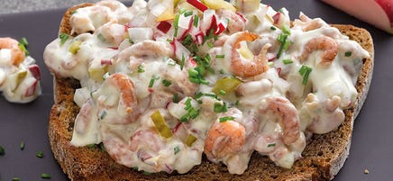 Pain grillé et salade de crevettes