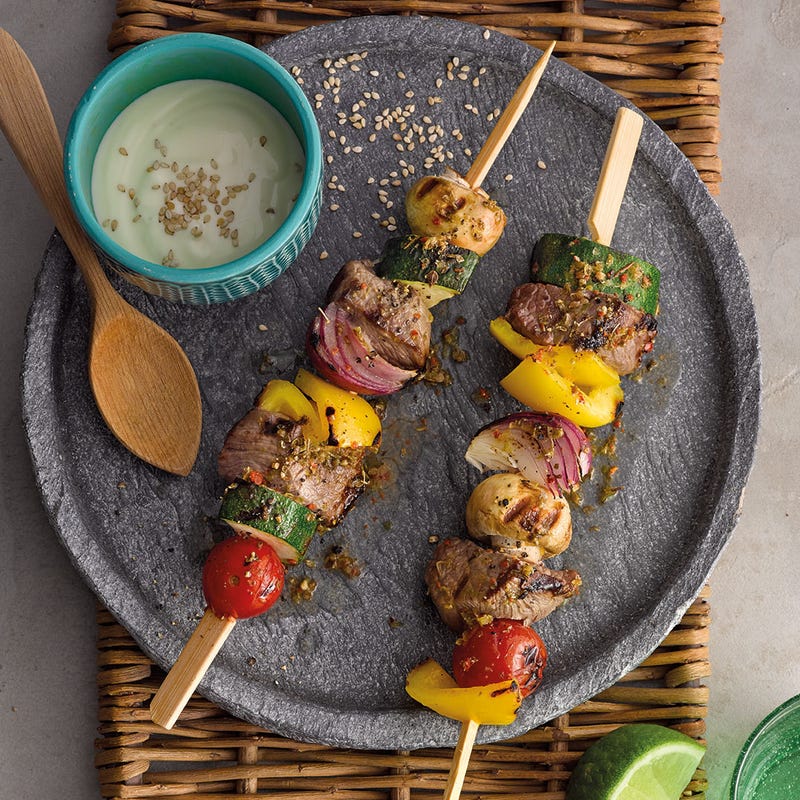 Bunte Grillspiesse mit Aioli-Dip