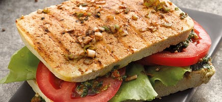 Sandwich de tofu et pesto de tomates aux herbes