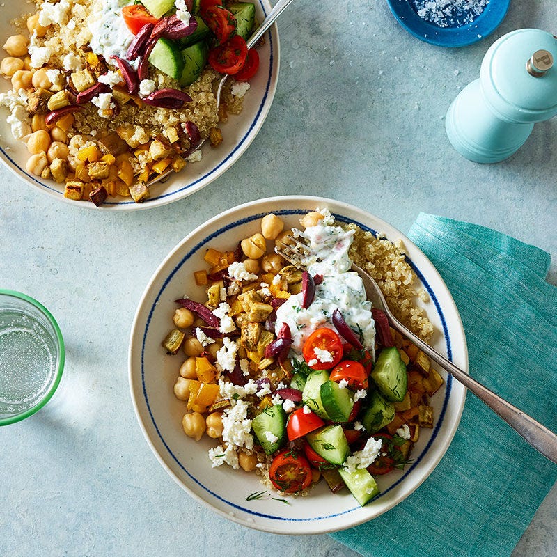 Photo de Bol de quinoa à la grecque avec pois chiches, poivrons et aubergines par WW