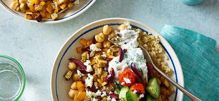 Bol de quinoa à la grecque avec pois chiches, poivrons et aubergines