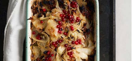 Kålpudding med potatis och lingon