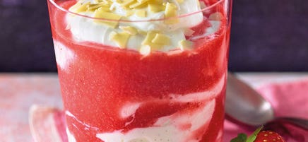 Vanillecreme mit Erdbeersauce