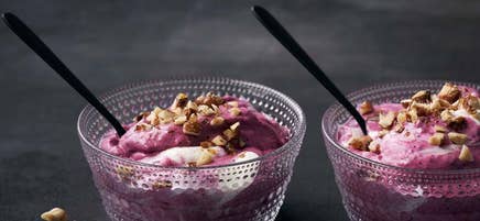 Bärfrestelse med hasselnötscrunch
