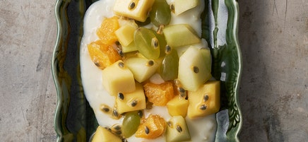 Färsk frukt med ingefärskräm