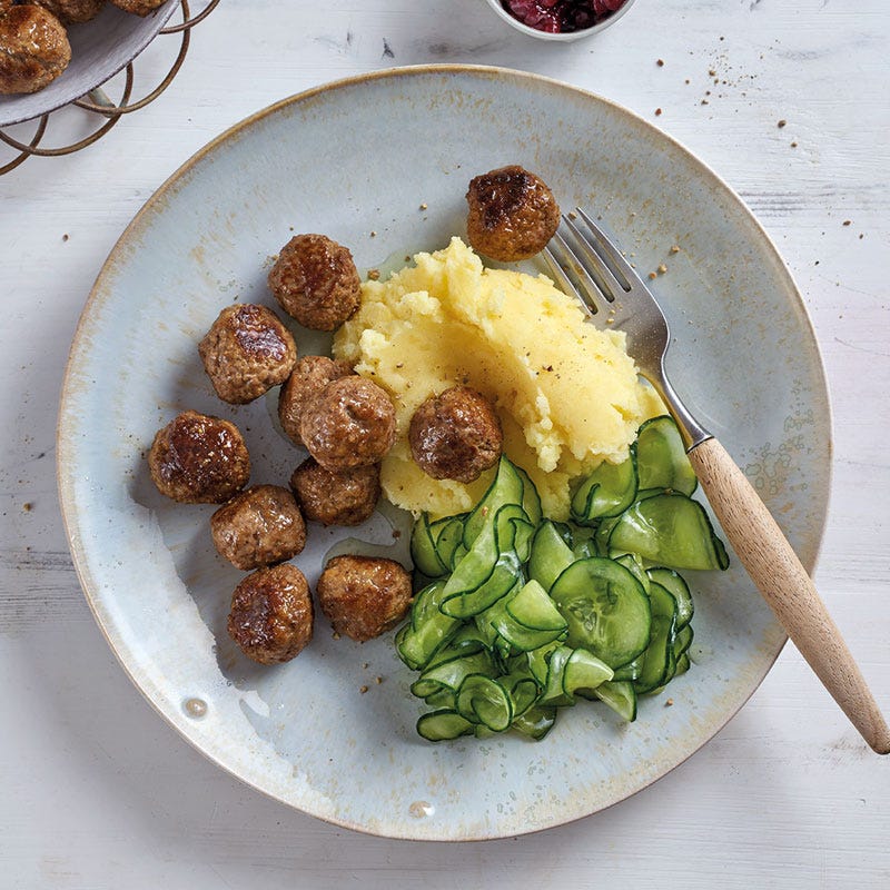 Köttbullar mit schwedischem Gurkensalat