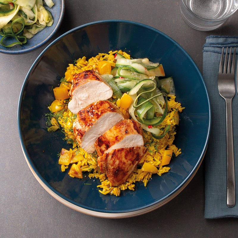 Gelber Paprika-Pilaw mit Honighähnchen und Gurkensalat