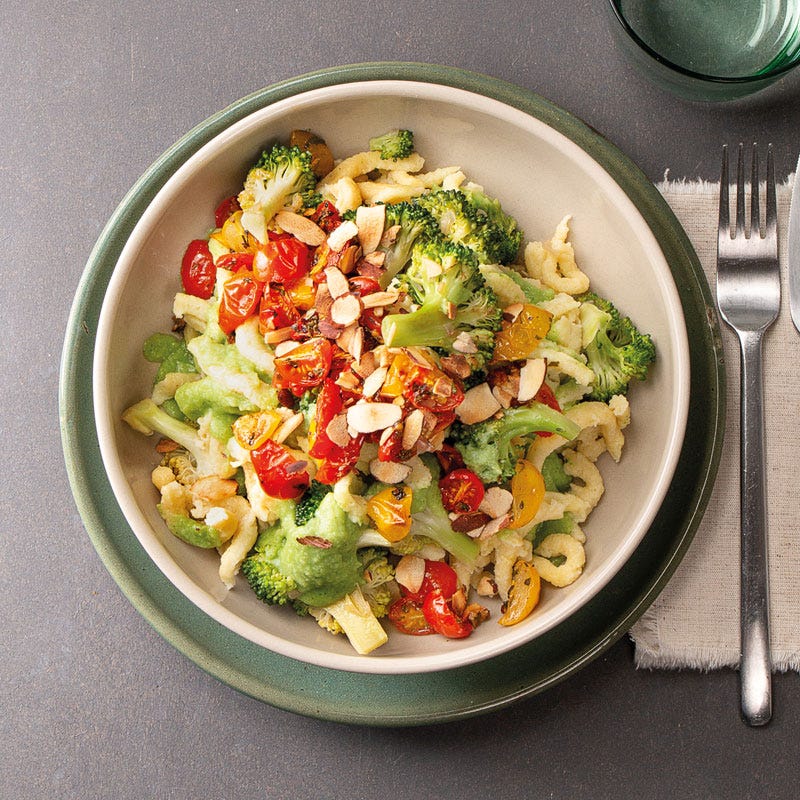 Frische Spätzle in Broccolisauce mit bunten Tomaten