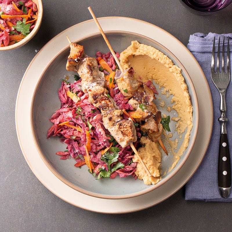 Lauwarmer Wurzelgemüsesalat mit Harissa-Spießen und Hummus