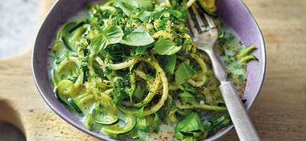 Zucchininoodles in Kräuter-Käse-Sauce