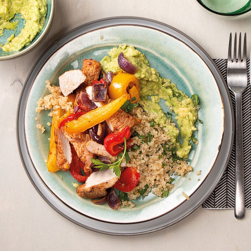 Geschmorte Paprika-Pute mit Quinoasalat und Guacamole